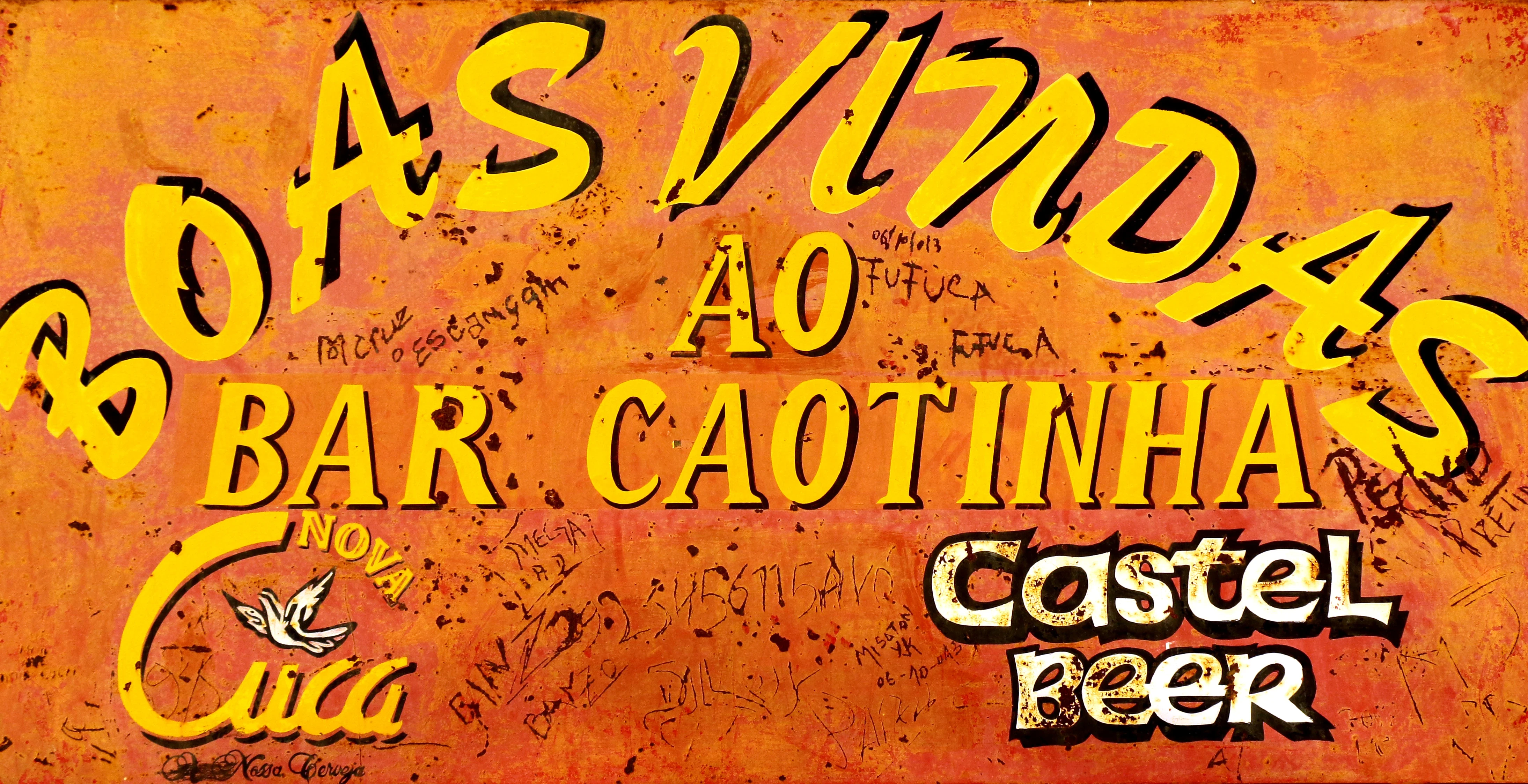 Hand-painted bar sign: Boas Vindas ao Bar Caotinhas